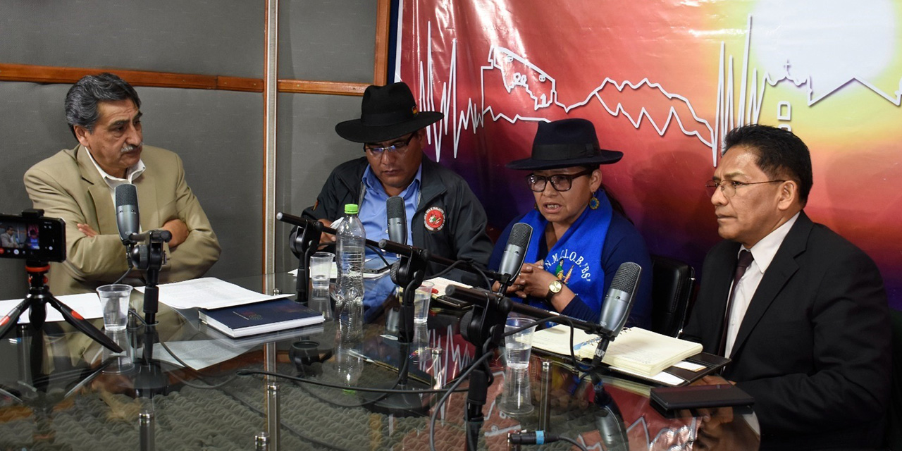 Claudio Choque, delegado de la CSUTCB (centro); Maribel Ávalos, exejecutiva ‘Bartolina’; y el viceministro Jorge Silva (der.), en estudios de la radio RPO. Foto:  RPO