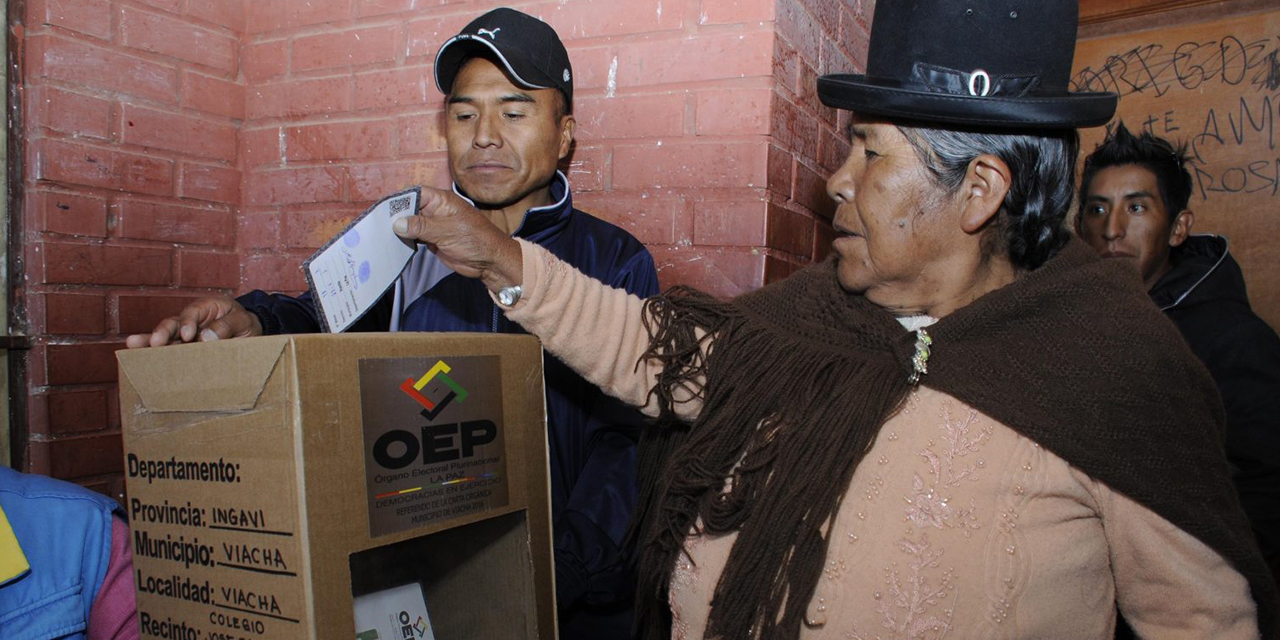 Una ciudadana boliviana ejerce su derecho al voto.