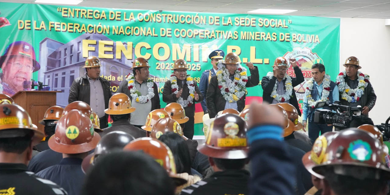 El presidente Luis Arce en la inauguración de la sede social de la Federación Nacional de Cooperativas Mineras de Bolivia. | Foto: Comunicación Presidencial