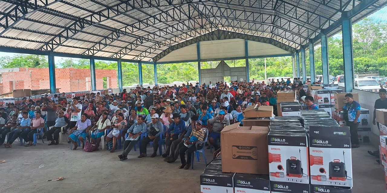 Los beneficiarios durante el acto de entrega. Foto: MDRYT