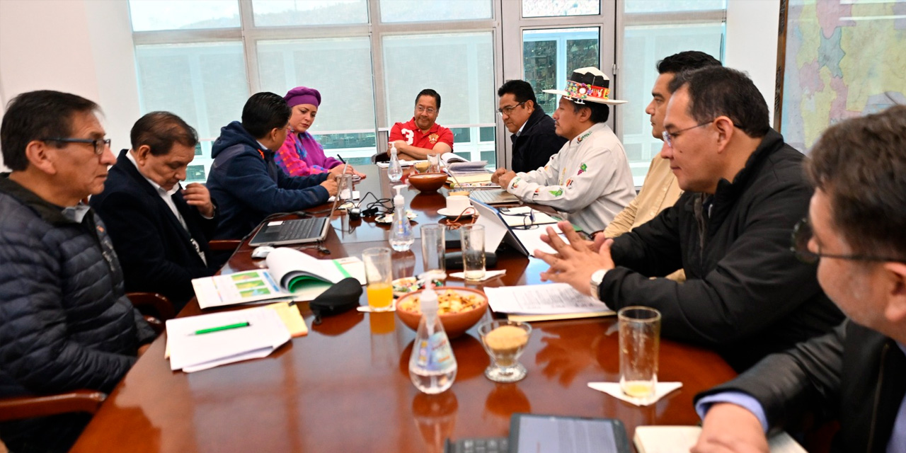 El presidente Luis Arce junto a los ministros y viceministros en la sesión del Gabinete de Tierras. Foto. Facebook Lucho Arce