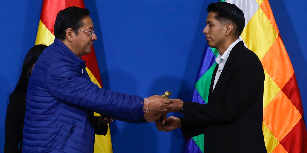 El presidente Luis Arce entrega el Bastón de Mando al titular del Senado, Andrónico Rodríguez.