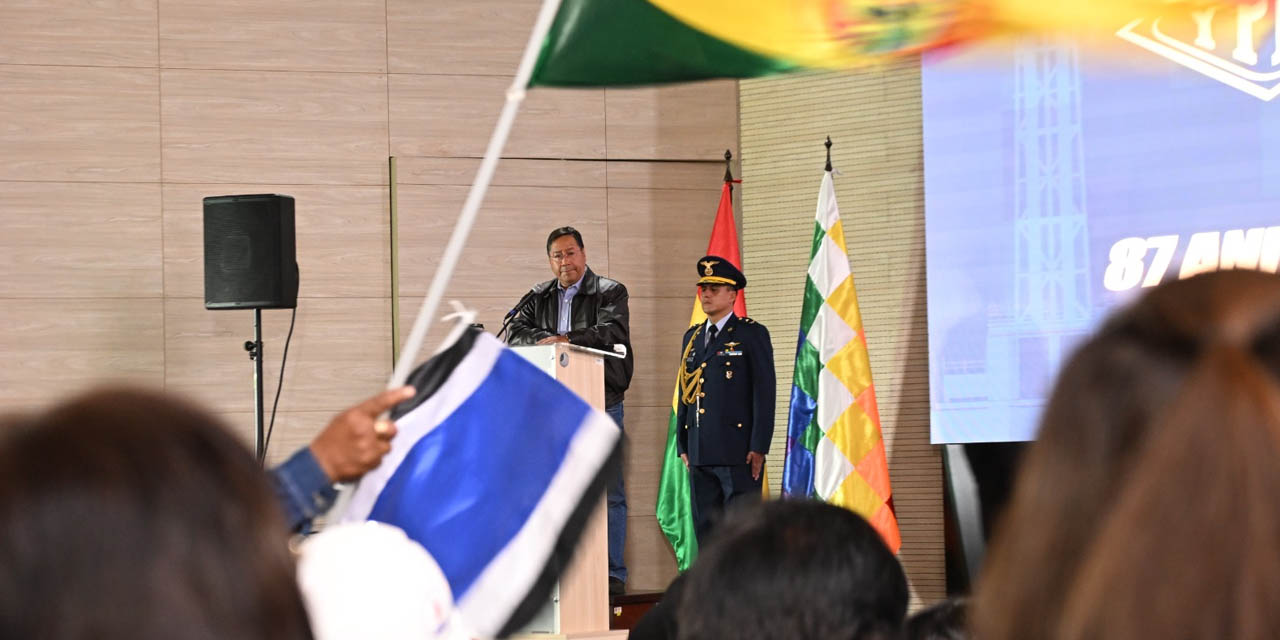 El presidente Luis Arce en el acto de celebración por el 87 aniversario de YPFB. Foto: Comunicación Presidencial