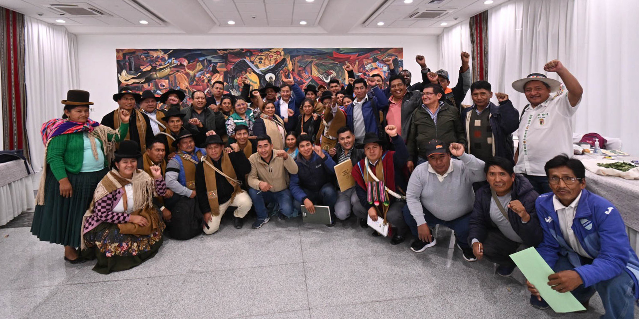 El presidente Luis Arce junto a los ejecutivos de las organizaciones sociales de la provincia Nor Yungas. Foto: Comunicación Presidencial