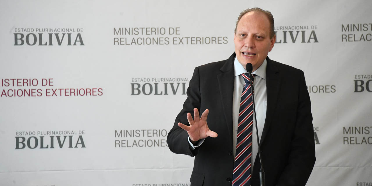 El viceministro de Comercio Exterior, Benjamín Blanco, en conferencia de prensa. Foto: ABI.