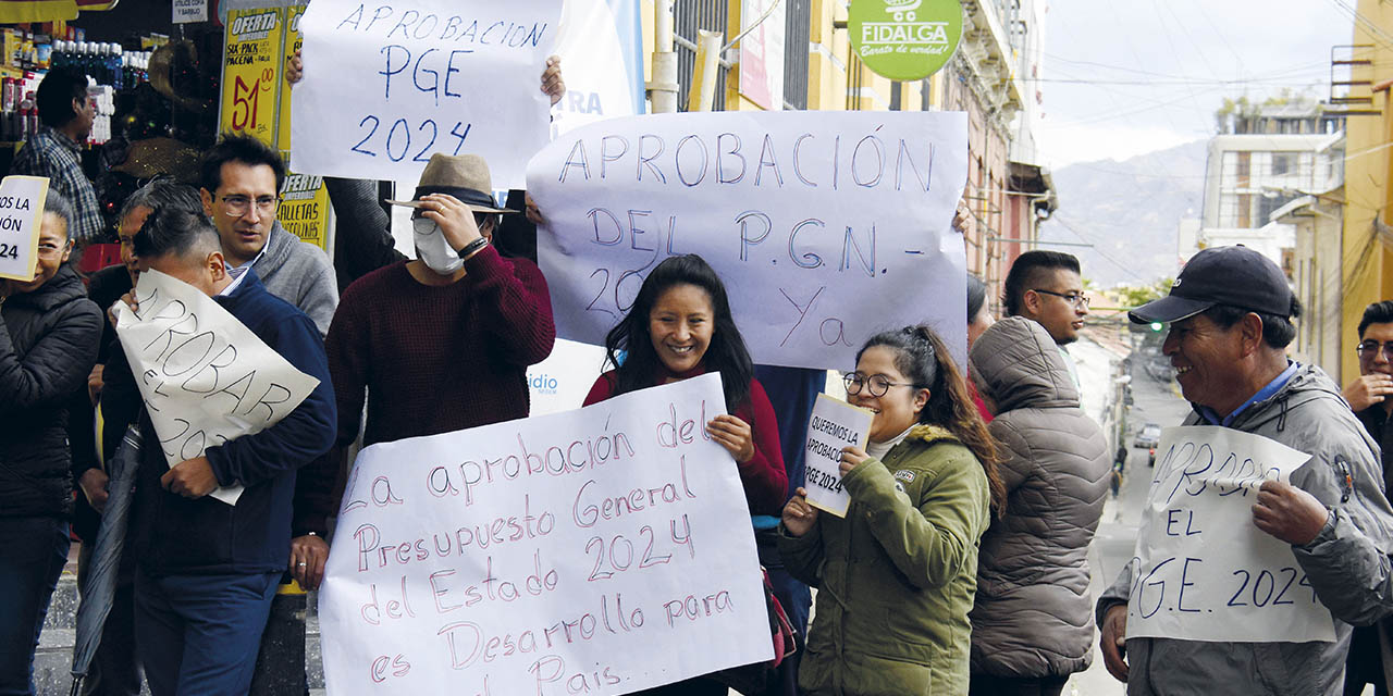 Sectores en vigilia por el Presupuesto Reformulado 2023 en la Asamblea. | Foto: Archivo