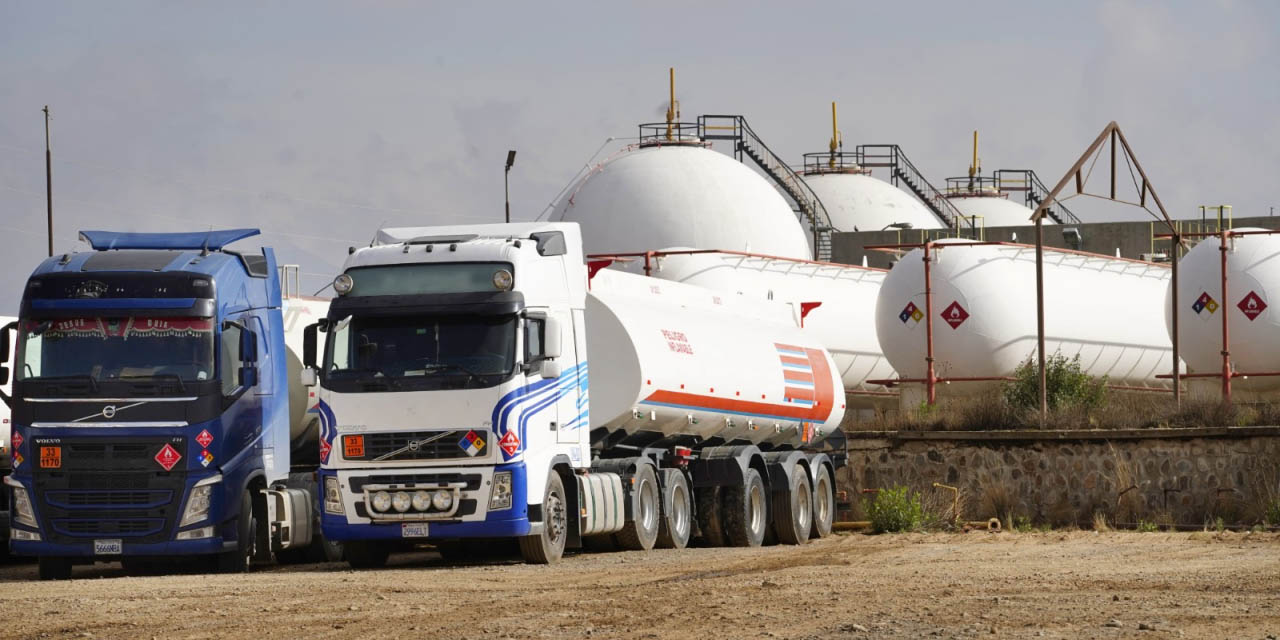 YPFB espera la llegada de 667 cisternas desde Arica para asegurar la provisión de combustibles. | Foto: YPFB