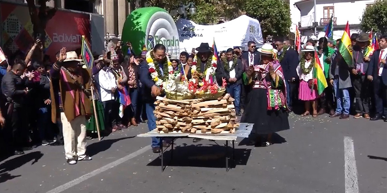 Arce y Choquehuanca revalorizan la milenaria hoja de coca en el Día Nacional del Acullico