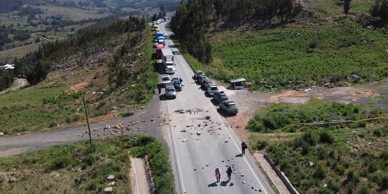 El transporte interprovincial está perjudicado por los bloqueos en Sacaba, Cochabamba. | Foto: APG