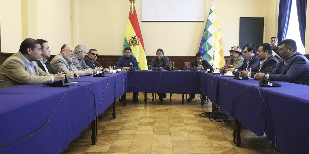 David Choquehuanca en una reunión con los presidentes de ambas cámaras del Legislativo.