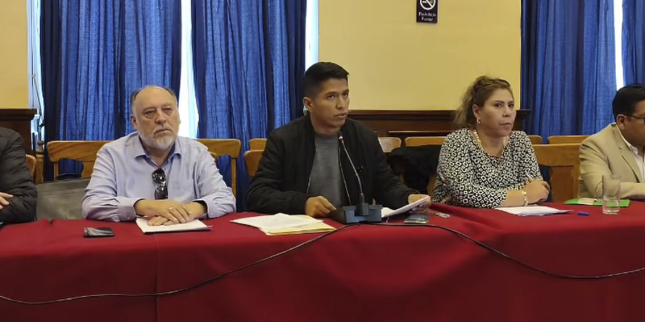 Los delegados de los frentes políticos en la reunión de la Comisión Multipartidaria, en la Vicepresidencia del Estado.