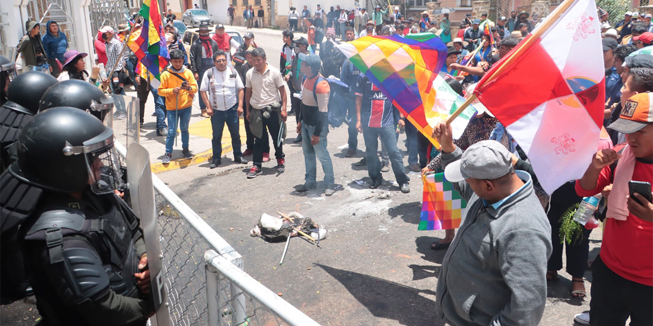 Los evistas generaron violencia y destrucción del ornato público en Sucre. Foto: APG