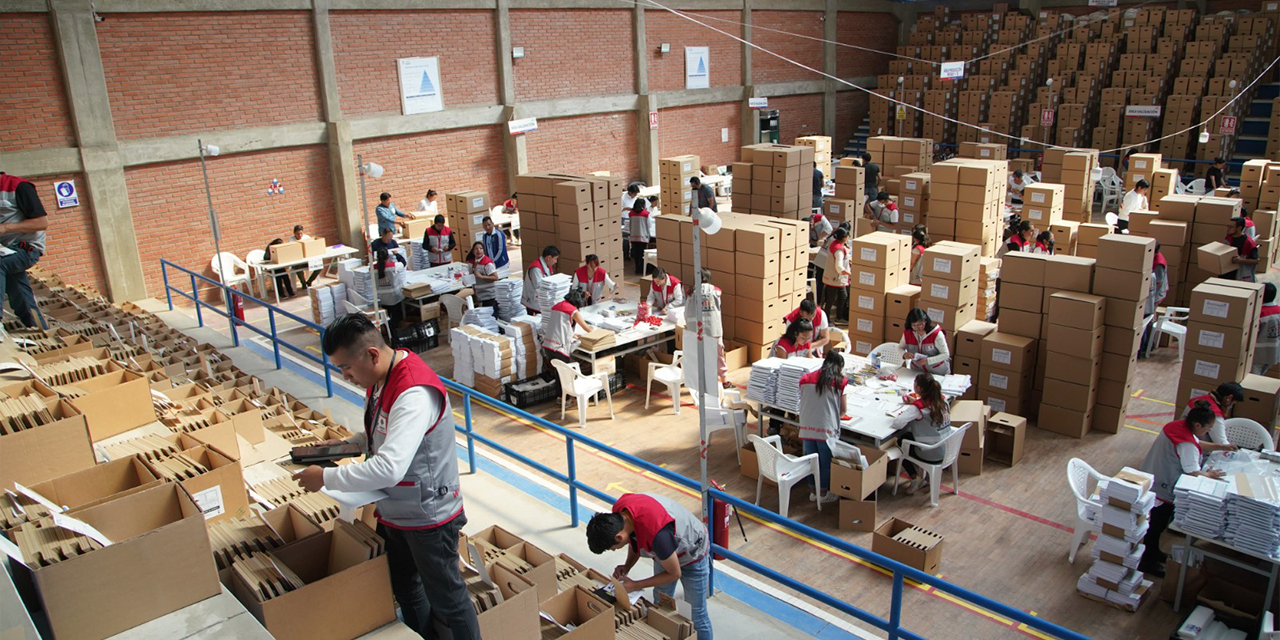 Personal del INE arma las cajas censales. Foto: Presidencia