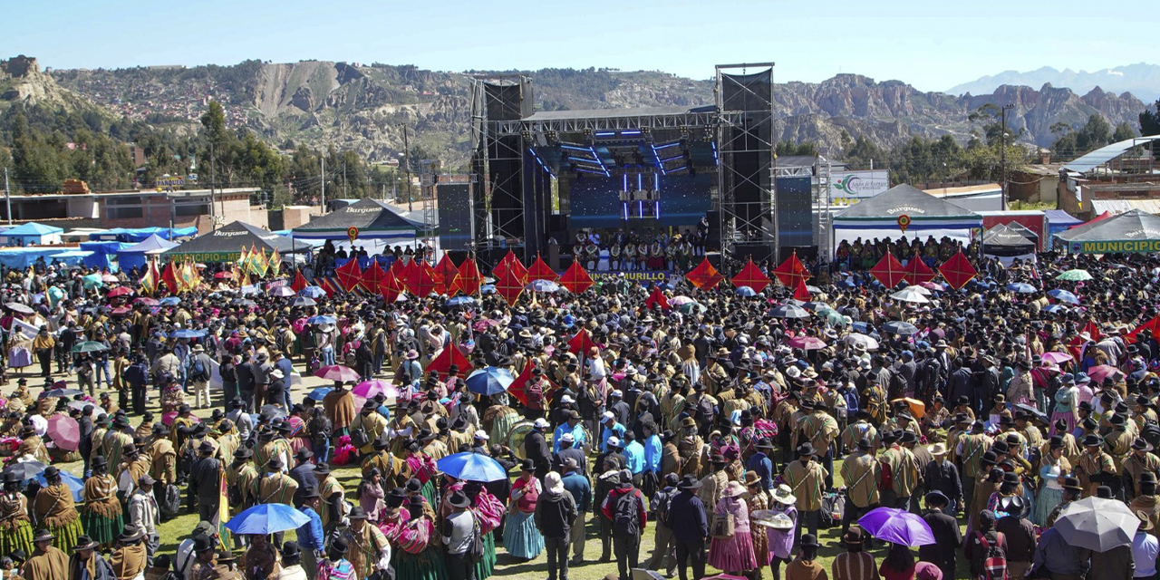 Cientos de personas participan en el 186 aniversario de la provincia Murillo.