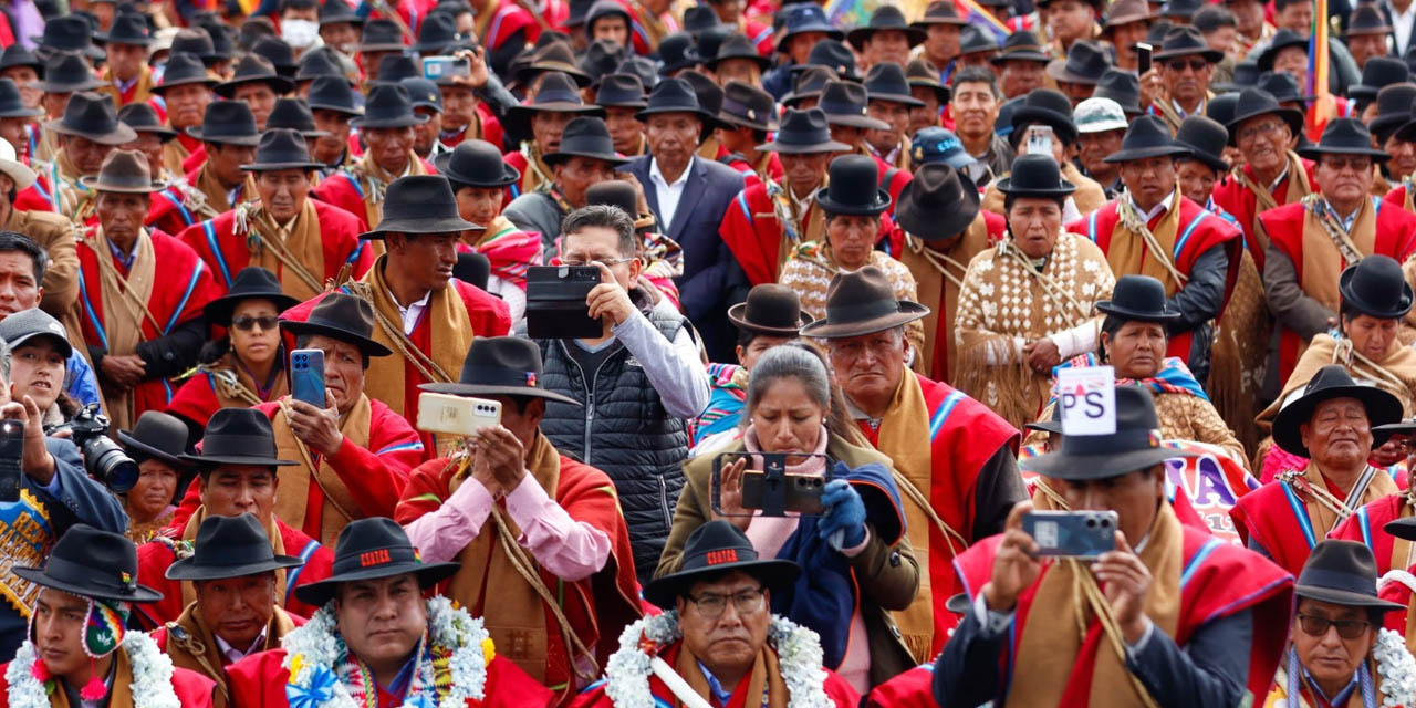 Ponchos Rojos de Omasuyos. | Foto: Presidencia