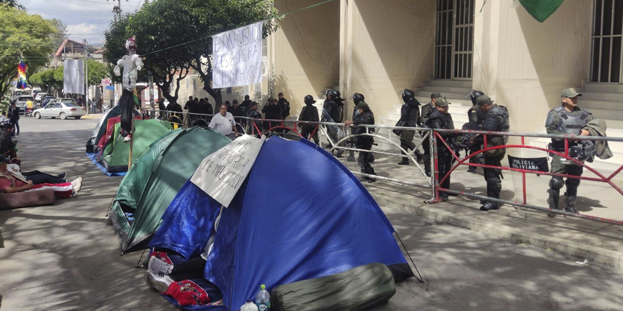 Protesta de “evistas” en puertas del TCP, en Sucre.