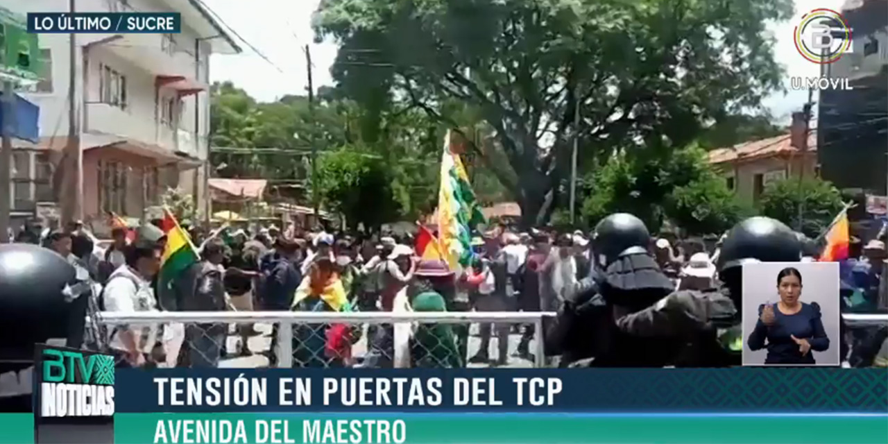 Grupos afines a Evo Morales generan violencia en Sucre en intento de ingresar al edificio del TCP