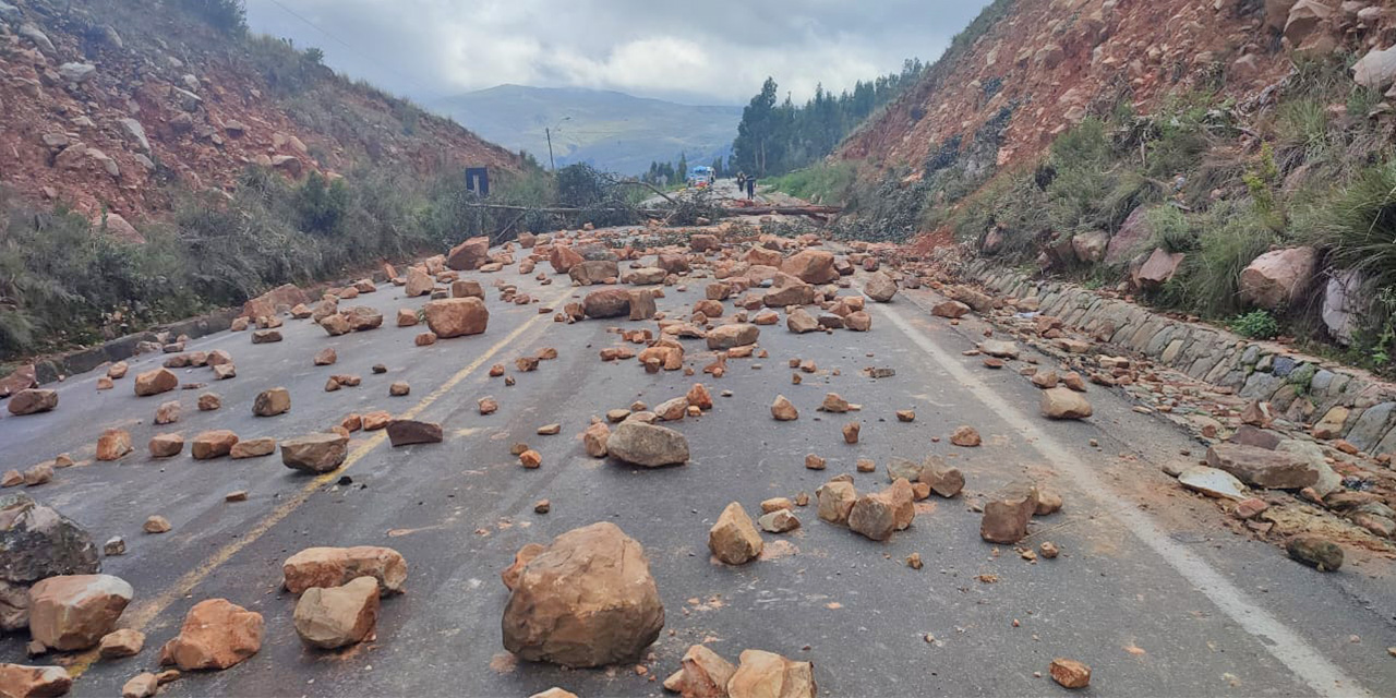 Los bloqueos de Evo retienen en las carreteras a 1.175 viajeros nacionales