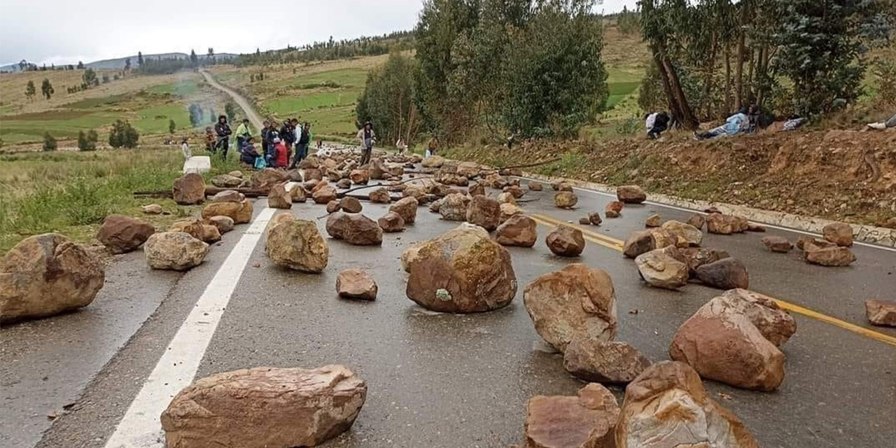 Sectores afines a Morales mantienen 12 puntos de bloqueo en Cochabamba