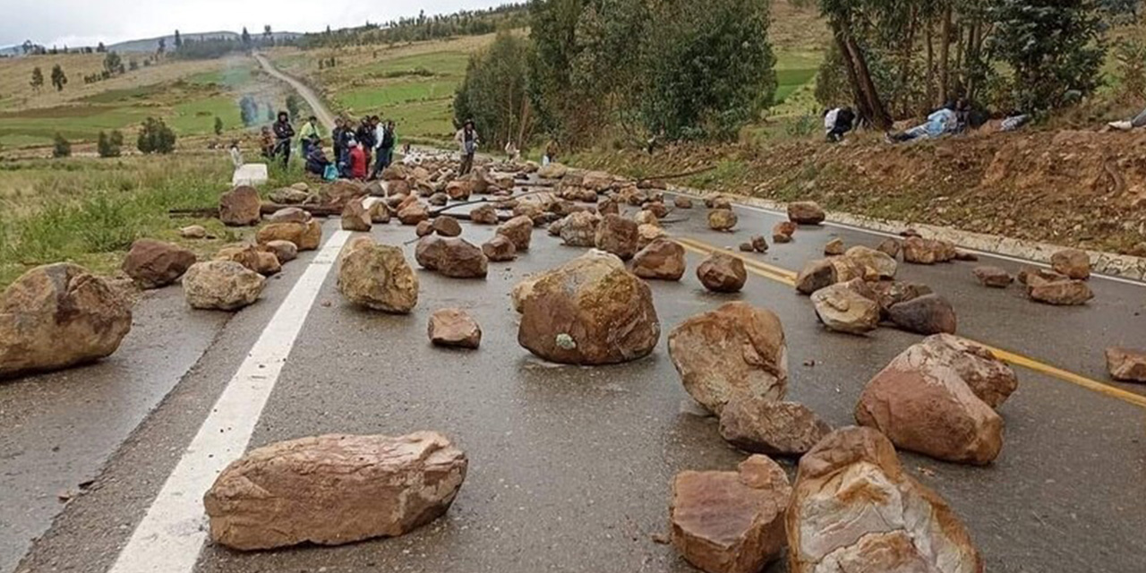 Pese a acuerdos permanecen 8 puntos de bloqueo en la vía Cochabamba-Oruro