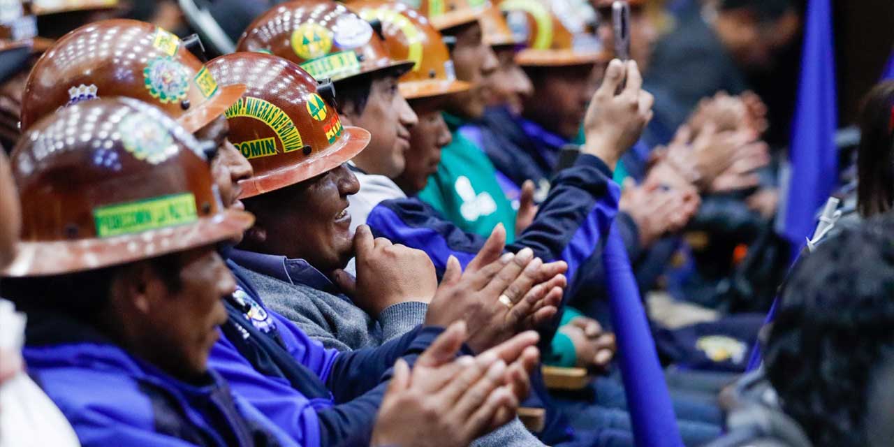 Trabajadores mineros en la Casa Grande del Pueblo. Foto: Jorge Mamani  