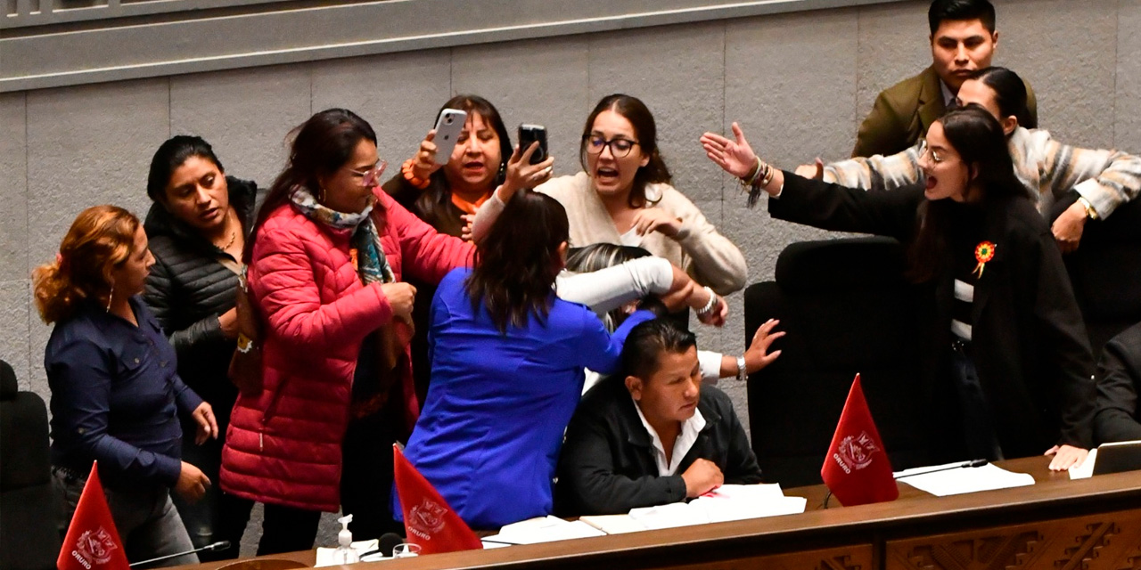 Legisladores opositores protagonizan incidentes y toman la testera de la Asamblea Legislativa Plurinacional. Foto: RRSS