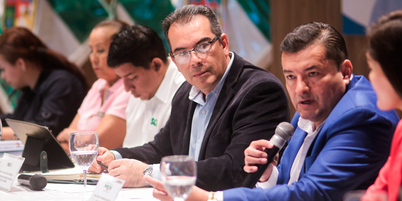 El gobernador en ejercicio de Santa Cruz, Mario Aguilera, junto al alcalde Jhonny Fernández. Foto: GADSC