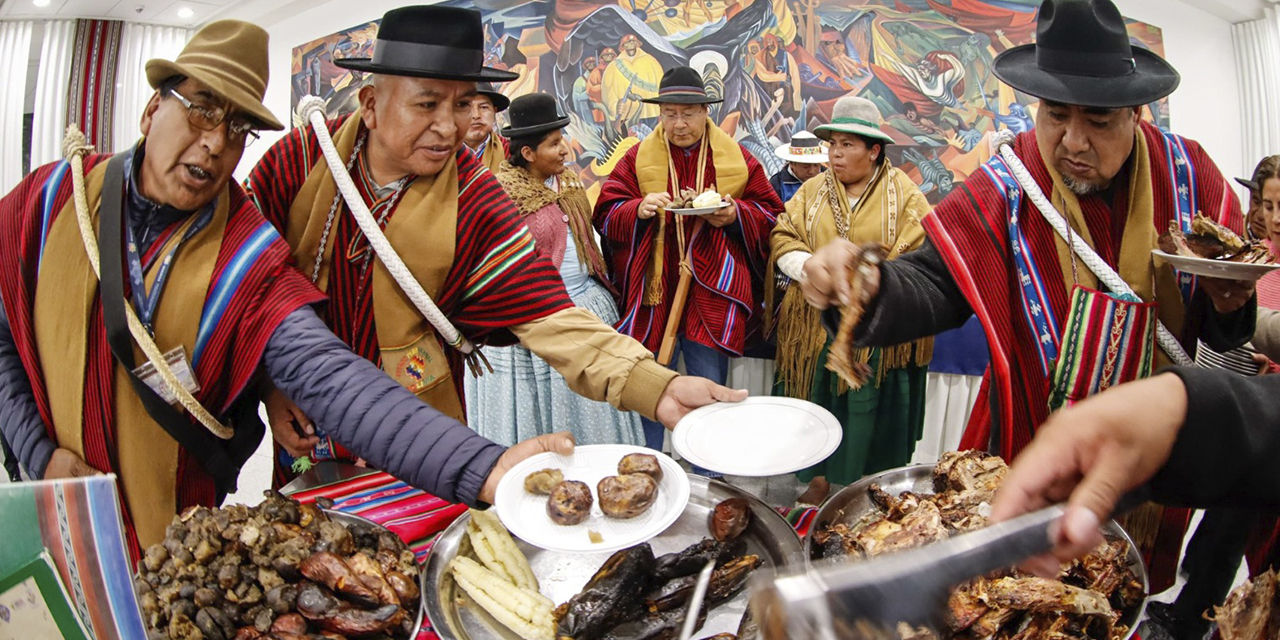 El Presidente y los agricultores paceños disfrutan de la gastronomía andina.