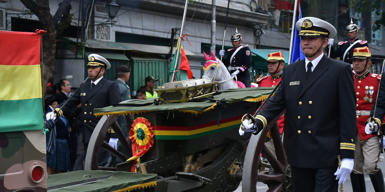 Bolivia inicia la conmemoración del Día del Mar con el traslado de los restos del héroe de Calama