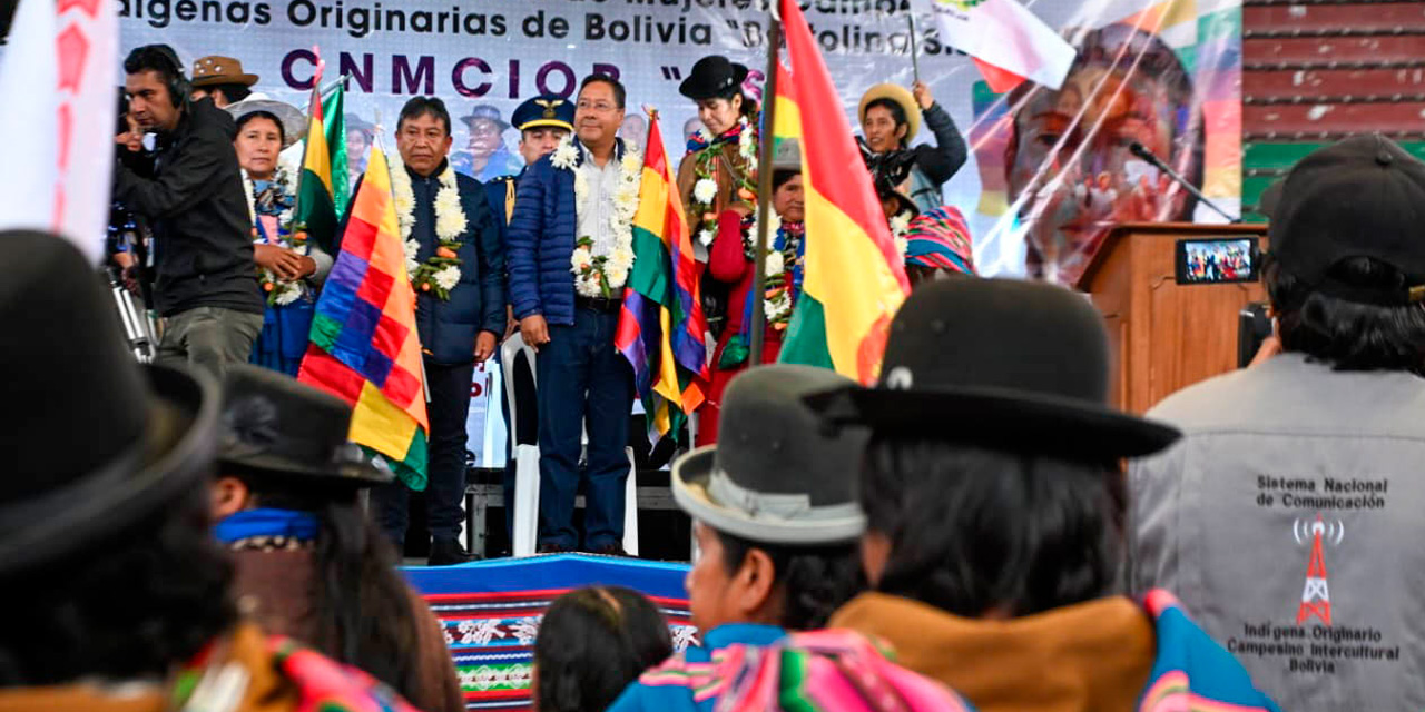 El presidente Luis Arce y el vicepresidente David Choquehuanca en el Segundo Ampliado Nacional de la Confederación Nacional de Mujeres Campesinas Indígenas Originarias de Bolivia "Bartolina Sisa" (Cnmciob-“B.S.”). Foto: Comunicación Presidencial