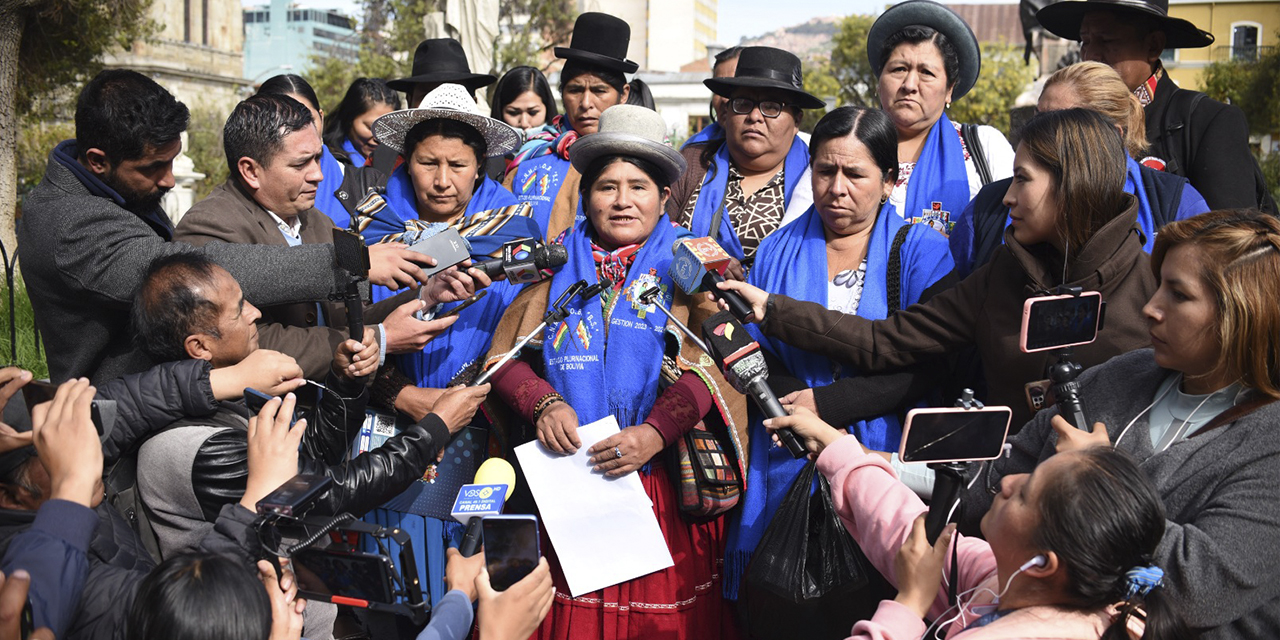 Las dirigentes principales de la Confederación de Mujeres ‘Bartolina Sisa’ en conferencia La Paz.