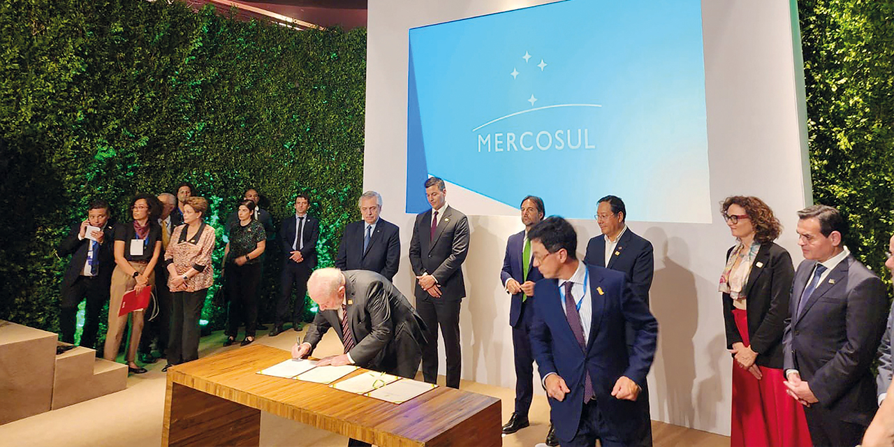 El presidente de Brasil, Lula Da Silva, firma el documento de adhesión al Mercosur. Foto:  Archivo