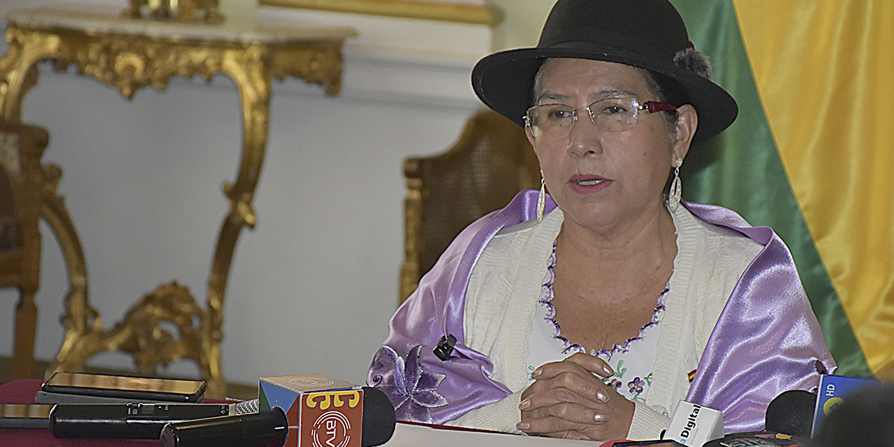 La ministra de Relaciones Exteriores, Celinda Sosa, en conferencia de prensa.