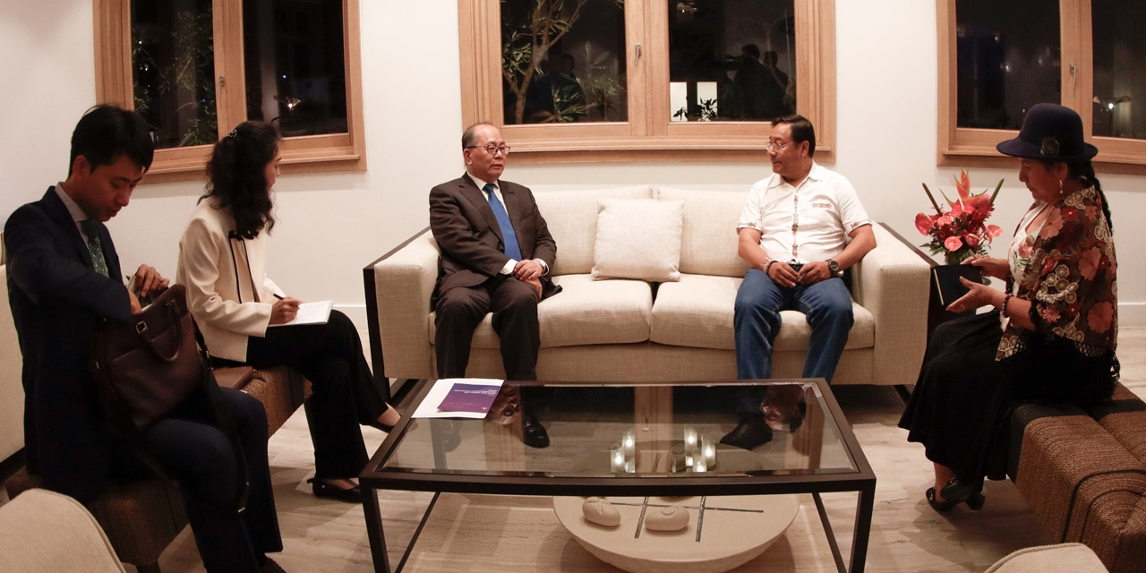 El presidente Luis Arce y la canciller Celinda Sosa en reunión con diplomáticos de China. Foto: Comunicación Presidencial.