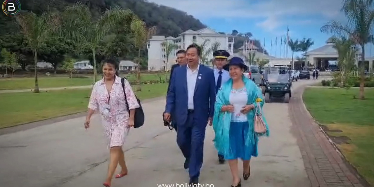 El presidente Luis Arce y la canciller Celinda Sosa arribaron a la VIII Cumbre de la Celac, en San Vicente y las Granadinas. Imagen: Captura Bolivia Tv.