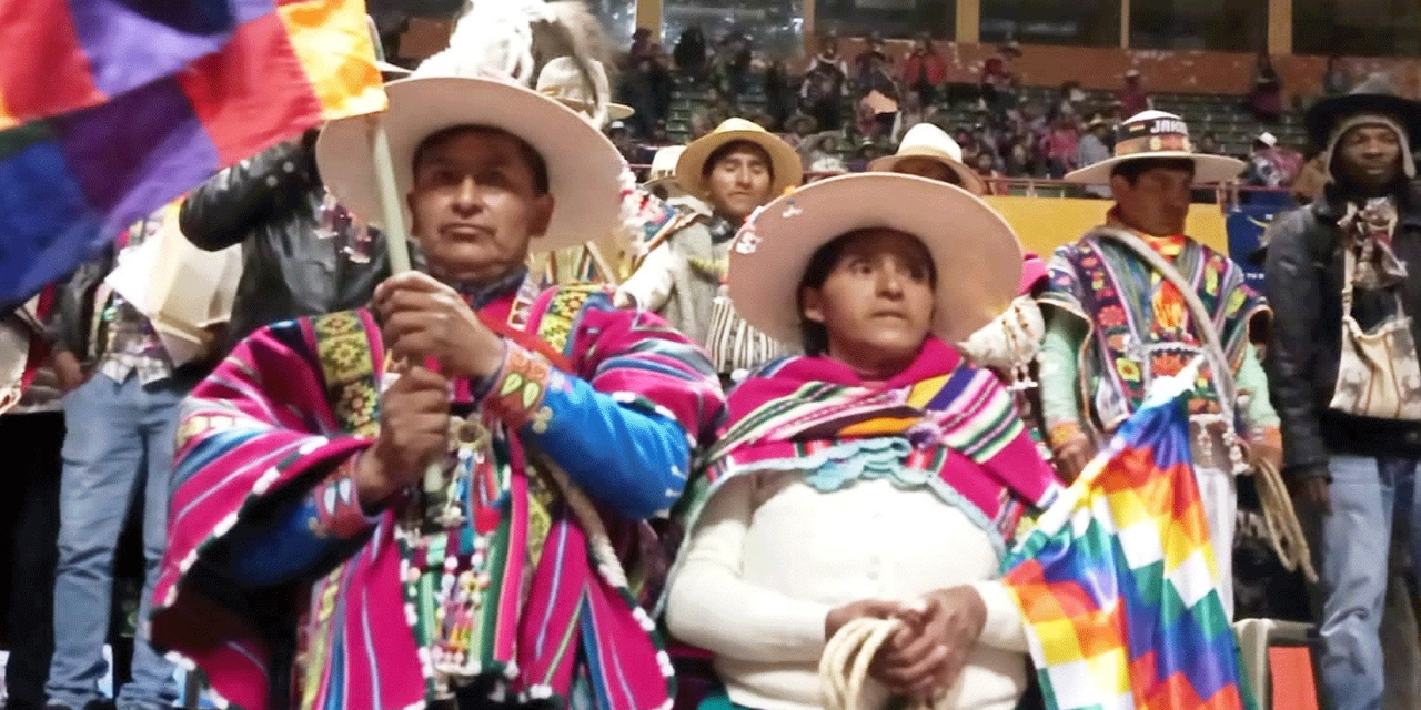 El Jiliri Apu Mallku Ricardo Choque y la Jiliri Irpiri Luisa Mamani. Foto: Facebook Lucho Arce