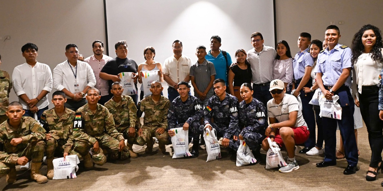 El presidente Arce con los censistas voluntarios. Foto: Presidencia