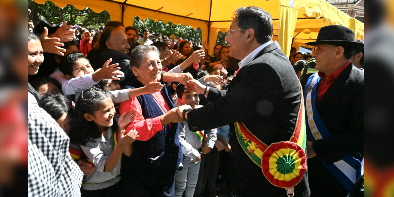 El presidente Luis Arce saluda a la población de Vallegrande. Foto: Comunicación Presidencial.