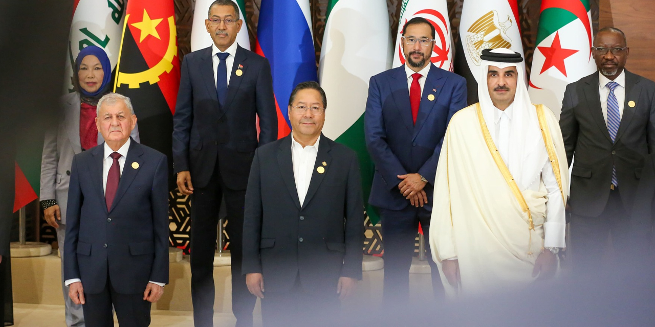 El presidente Luis Arce en la foto oficial de la VII Cumbre de Jefes de Estado y de Gobierno del Foro de Países Exportadores de Gas (FPEG). Foto: Comunicación Presidencial