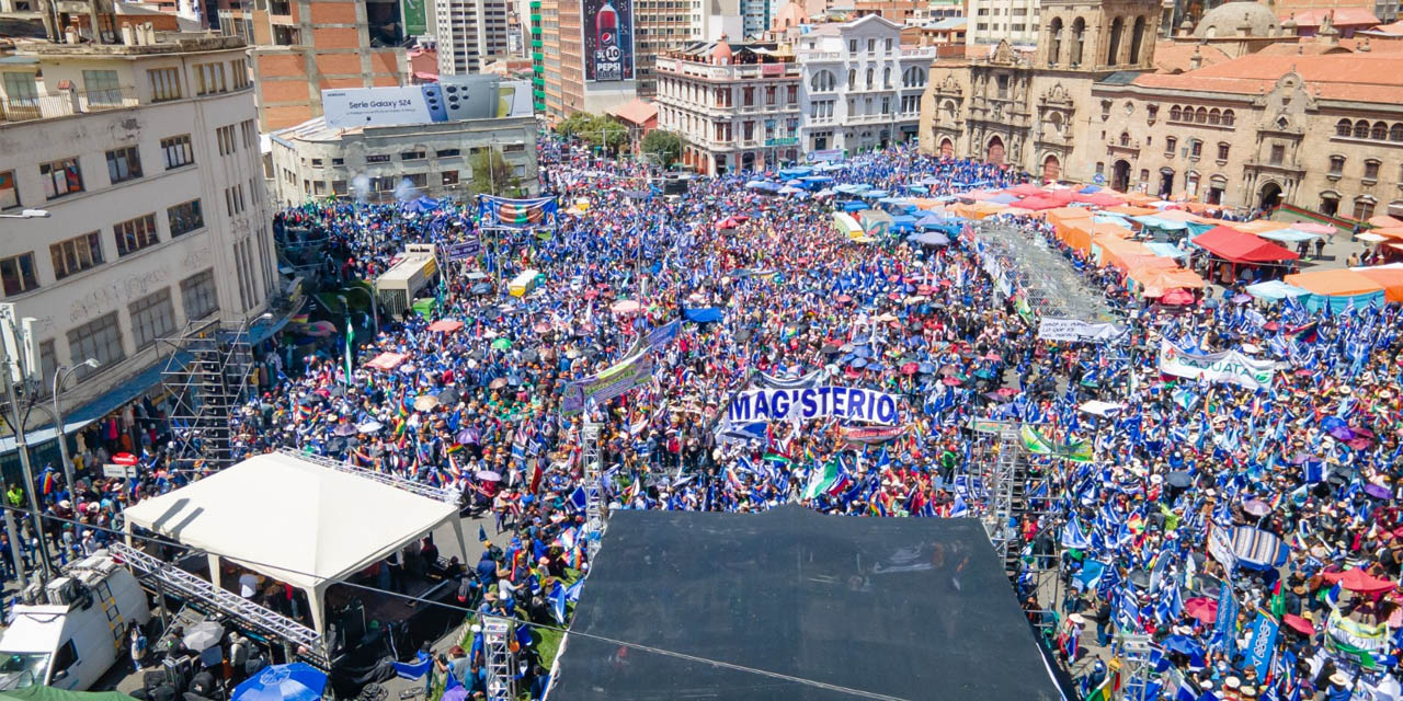 Delegaciones de todo el país en plaza San Francisco e inmediaciones, en La Paz. Foto: Facebook Lucho Arce