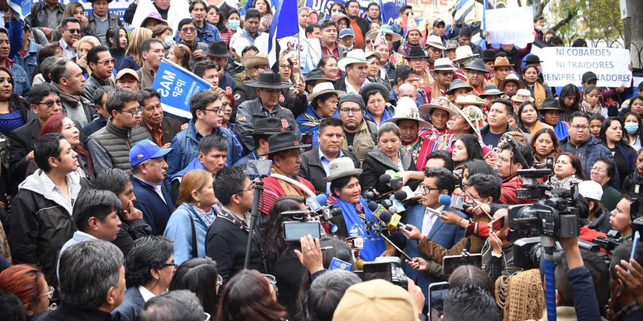 La dirigencia del Pacto de Unidad, en conferencia, en la plaza Murillo, La Paz.