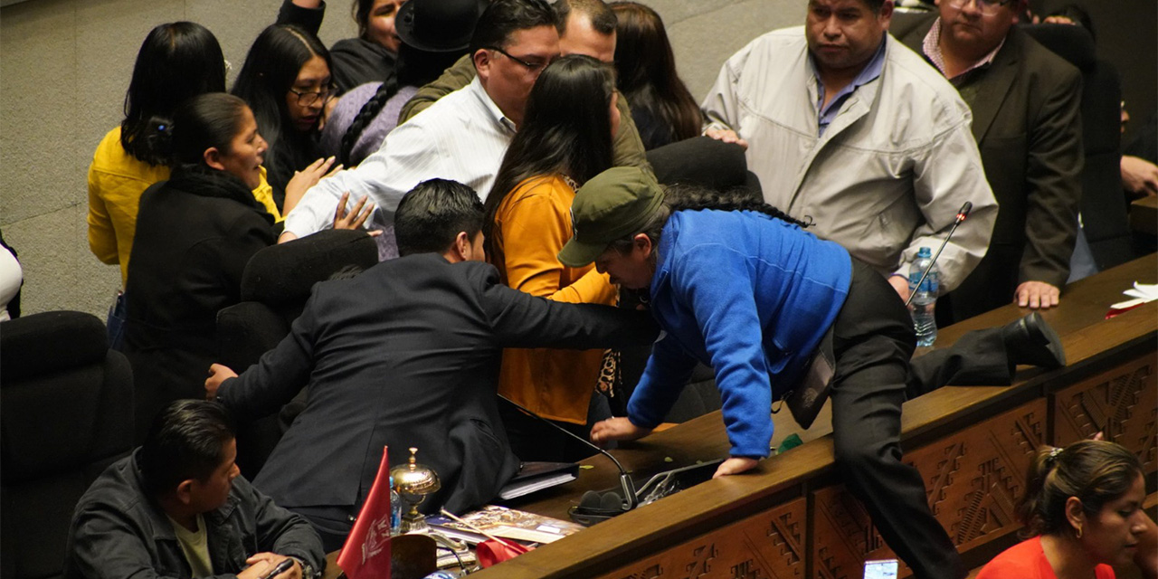 Diputadas se agarran a golpes de puño y otras agraden física y verbalmente, y se suben a la testera en medio de gritos y jalones. Foto: Jorge Mamani