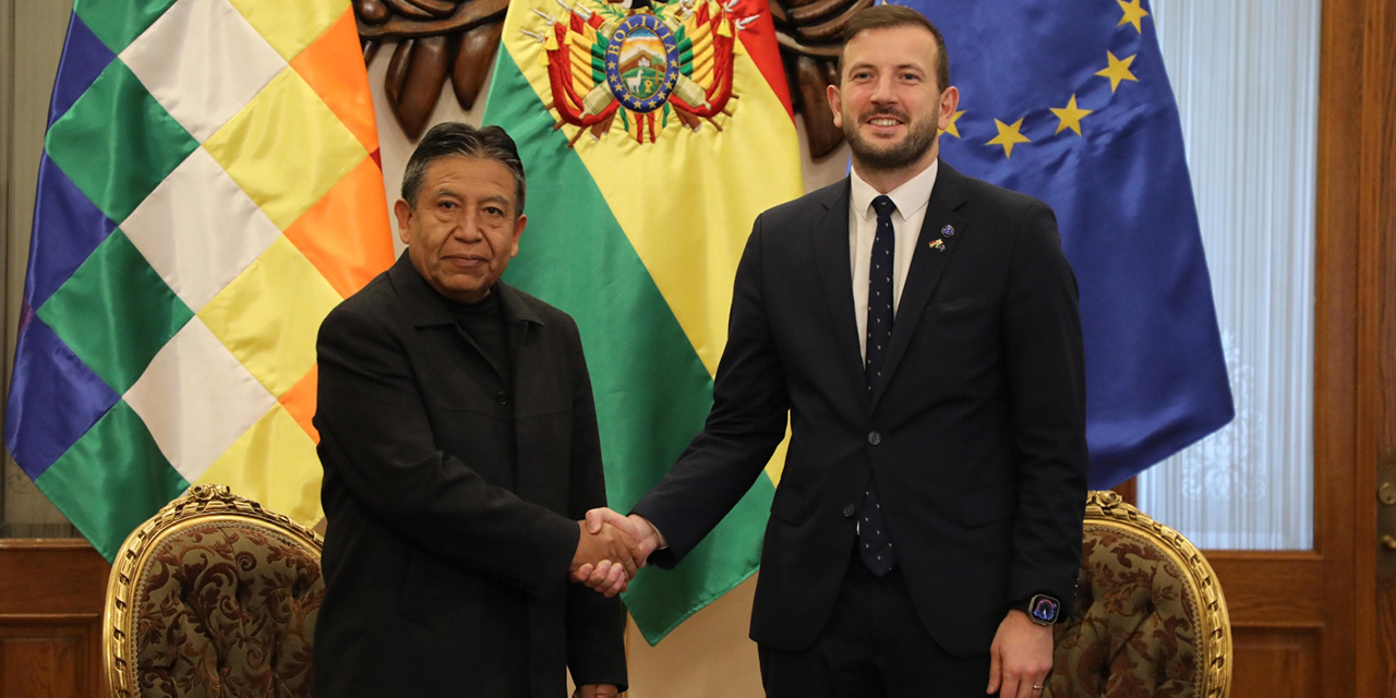 El vicepresidente David Choquehuanca y el comisario de Medioambiente, Océanos y Pesca de la Unión Europea (UE), Virginijus Sinkevicius. 