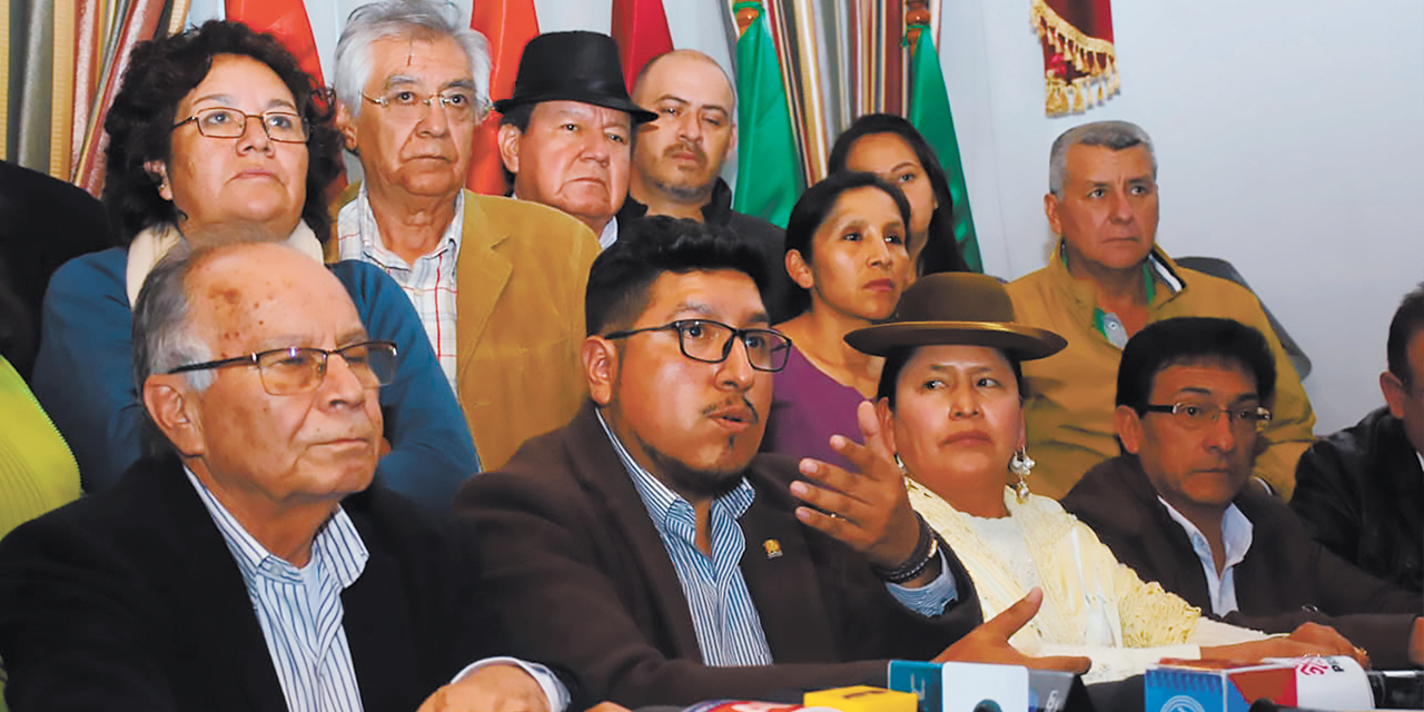 El diputado Omar Yucra, de la Comisión de Planificación, con los médicos en conferencia. Foto: APG