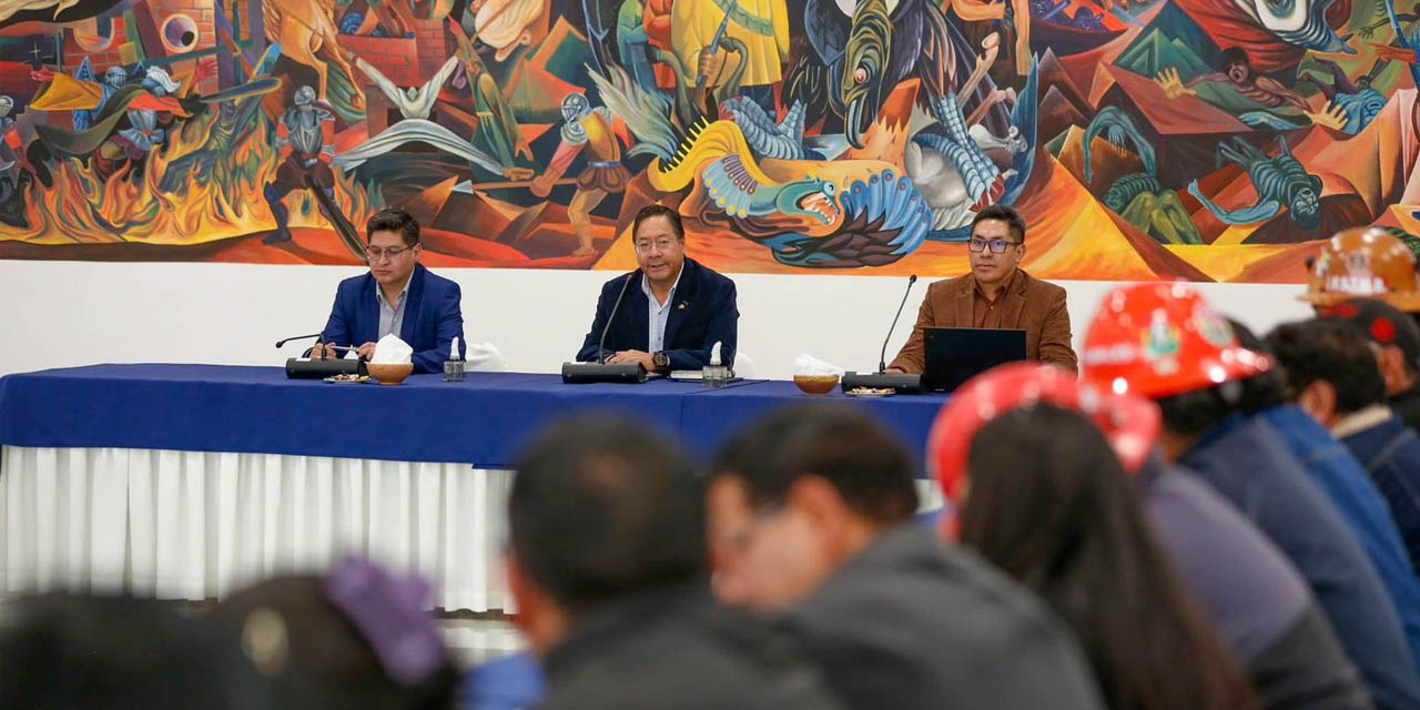 El presidente con la  dirigencia de la Central Obrera en la Casa Grande del Pueblo.  | Foto: Presidencia