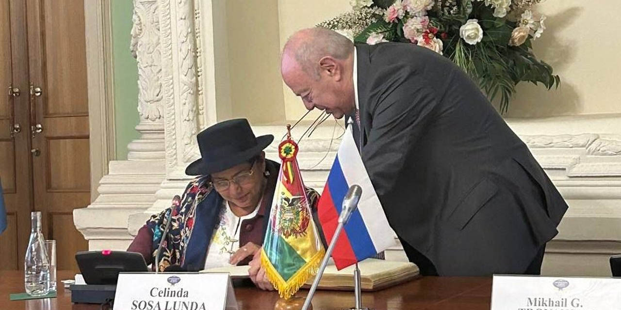 La canciller Sosa con el rector de la Academia Diplomática de Rusia, Alexander Yakovenko. | Foto: MRE