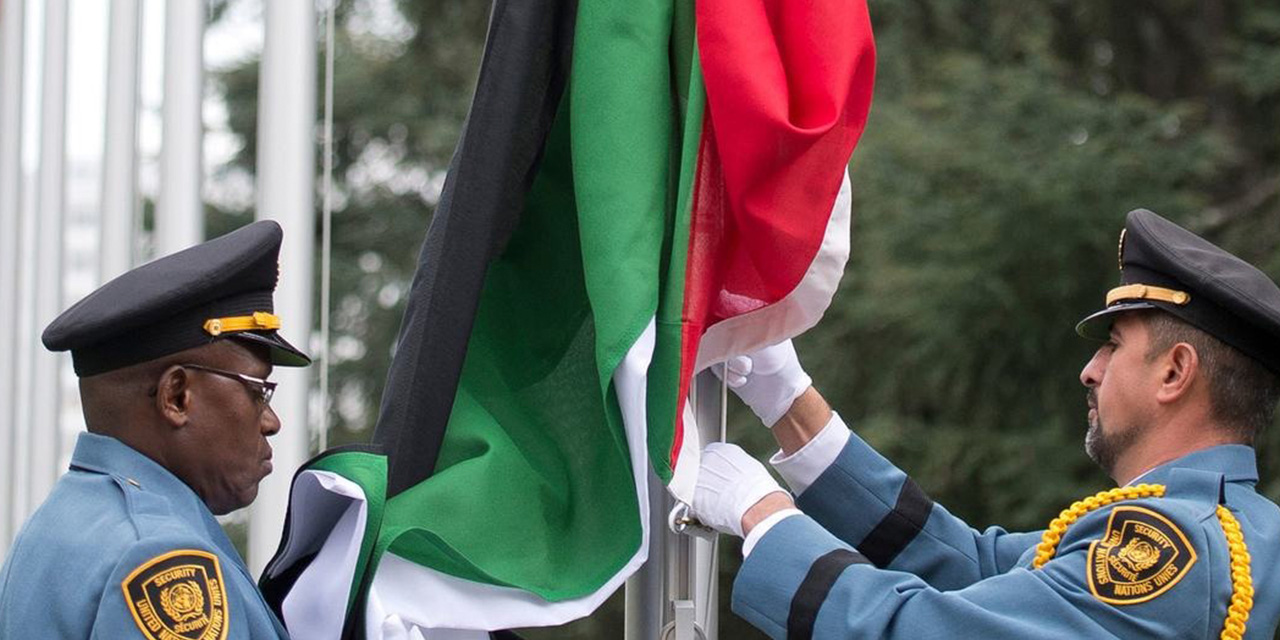 Guardias izan la bandera palestina en la sede de la ONU en Ginebra. Foto: ONU