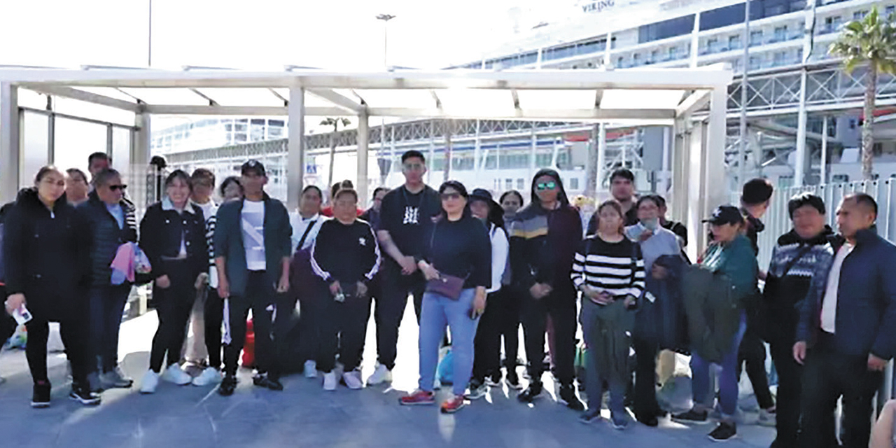 Un grupo de los bolivianos retenidos en Barcelona. Foto:  RRSS