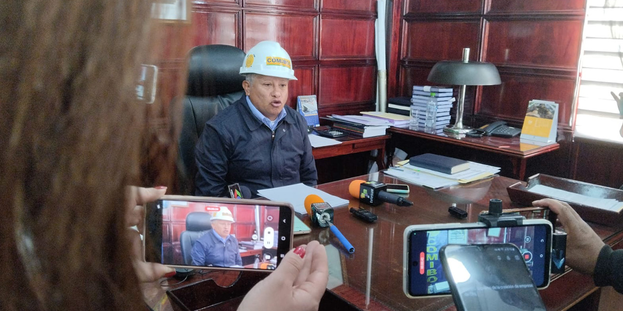 El presidente ejecutivo de Comibol, Reynaldo Pardo, en conferencia de prensa. | Foto: Comibol