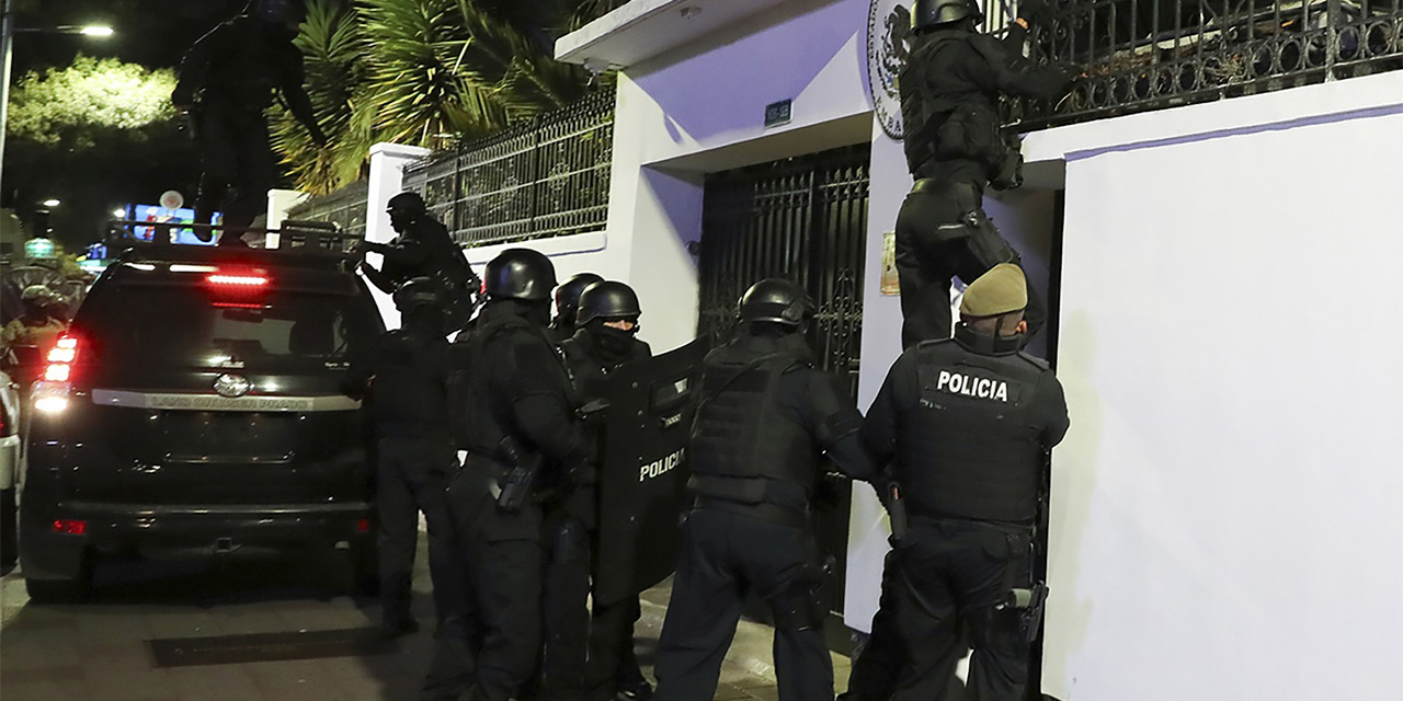 La invasión por la fuerza a la embajada mexicana en Quito, Ecuador.a Foto: RT